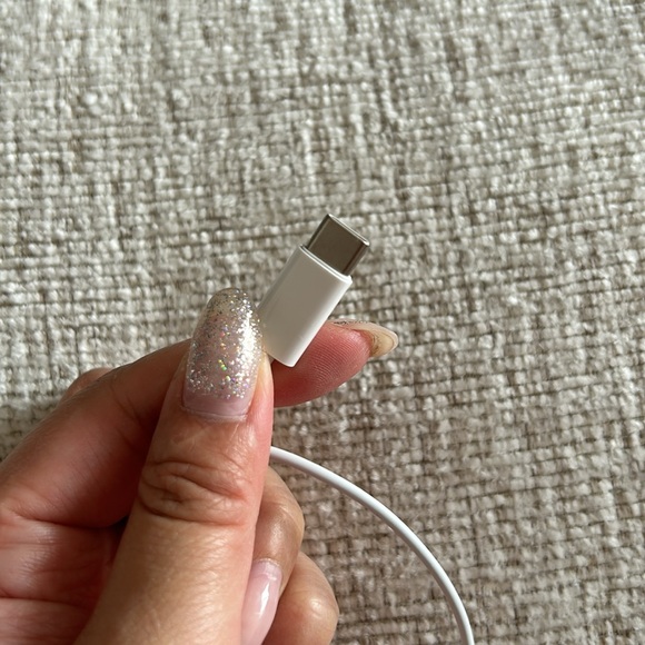 BRAND NEW APPLE EARBUDS - Picture 3 of 6